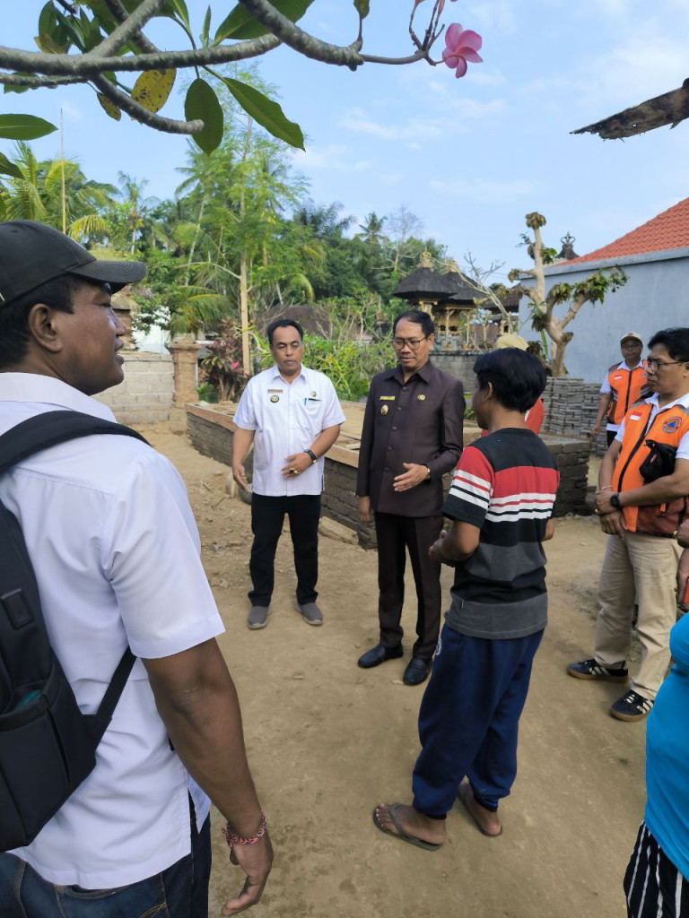 Wakil Bupati Badung Serahkan Bantuan Pasca Bencana di Carangsari